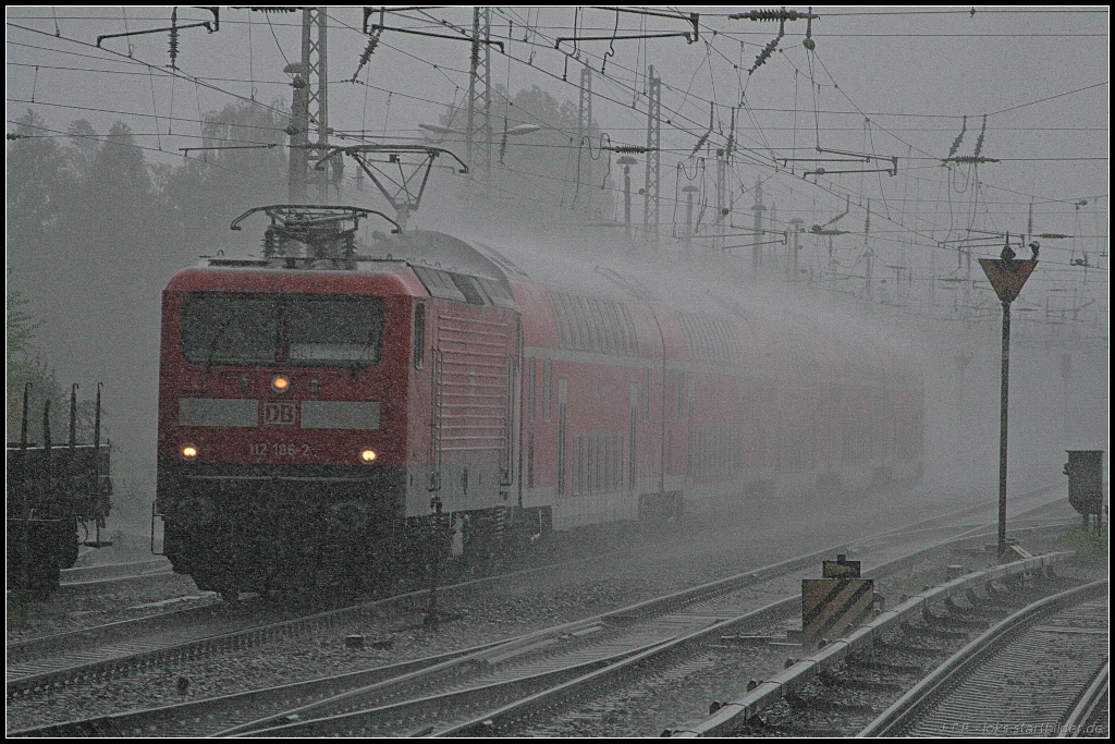 DB Regio 112 186-2 eilt mit dem RE1 durch den Gewitterregen (gesehen Berlin Hirschgarten 24.05.2010)