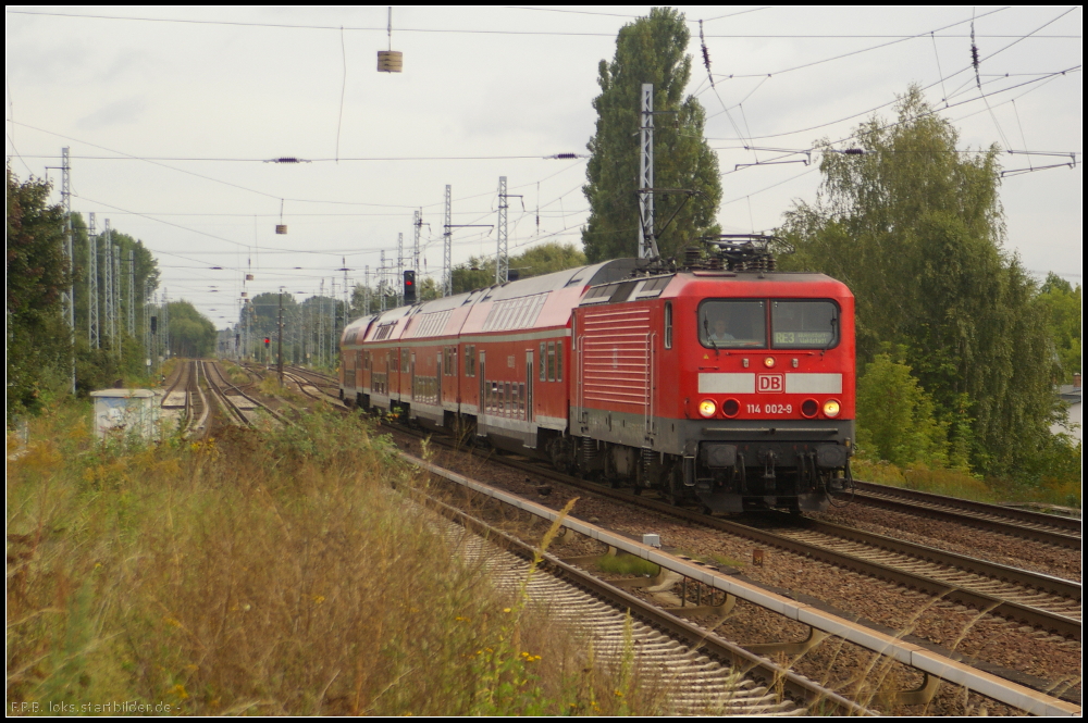 DB Regio 114 002-9 fhrt mit dem RE3 am 12.09.2012 nach Wnsdorf-Waldstadt am S-Bahnhof Berlin-Karow vorbei