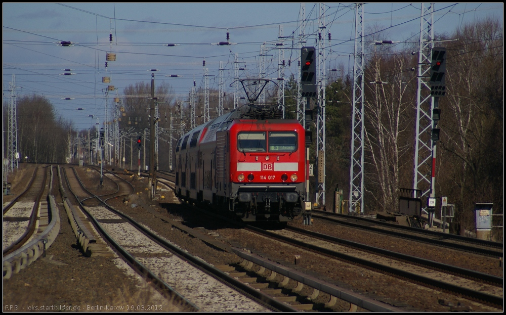 DB Regio 114 017 mit dem RE3 nach Elsterwerda (gesehen Berlin-Karow 19.03.2012)