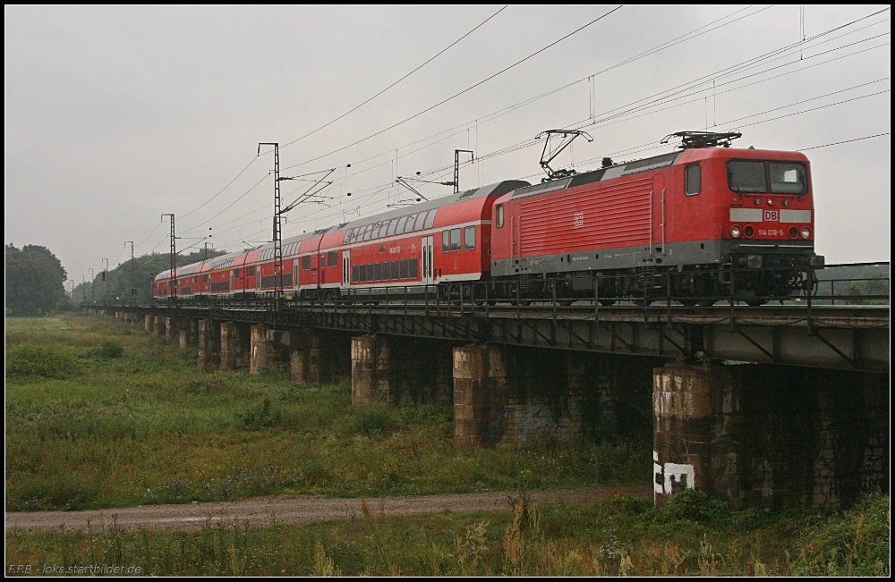 DB Regio 114 018-5 mit dem RE 38017 nach Eisenhttenstadt auf der Flutbrcke (gesehen Biederitz 09.08.2010)