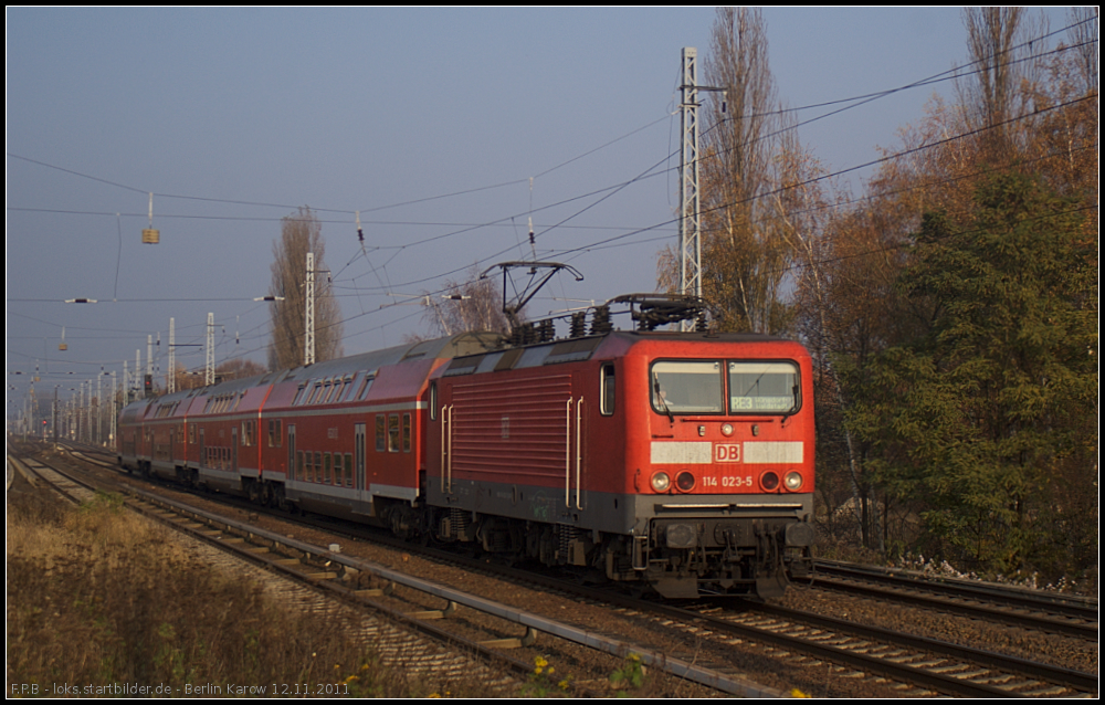 DB Regio 114 023-5 zieht den RE3 nach Wünsdorf-Waldstadt (gesehen Berlin Karow 12.11.2011)