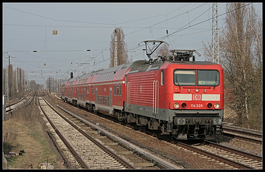 DB Regio 114 028 (ohne Kontrollziffer) mit dem RE3 nach Elsterwerda (Berlin Karow 30.03.2010)