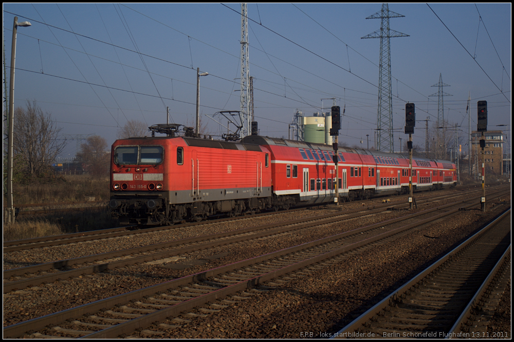 DB Regio 143 155-0 kommt am 13.11.2011 zum Endhalt in den Bahnhof Berlin Schnefeld Flughafen eingefahren.
<br><br>
- Update: ++ 10.2018 bei Fa. Bender, Opladen