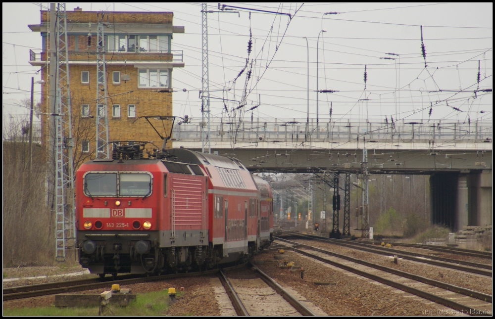 DB Regio 143 225-1 mit der RB14 Schnefeld-Flughafen zum Endhalt am 15.04.2012