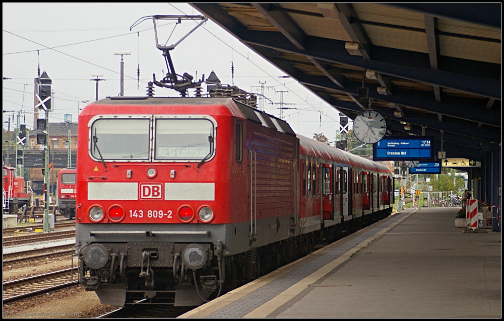 DB Regio 143 809-2 kam mit dem RE18 aus Dresden und wird ca. 25 Minuten später wieder zurück fahren (gesehen Cottbus 05.10.2010)
<br><br>
Update: ++ 2017 verschrottet im Aw Bremen (genaues Datum unbekannt)