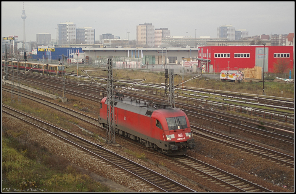 DB Regio 182 007-5 war im Einsatz im Fernverkehr und fährt solo vom Ostbahnhof in den Feierabend (gesehen Berlin Warschauer Straße 20.11.2010)