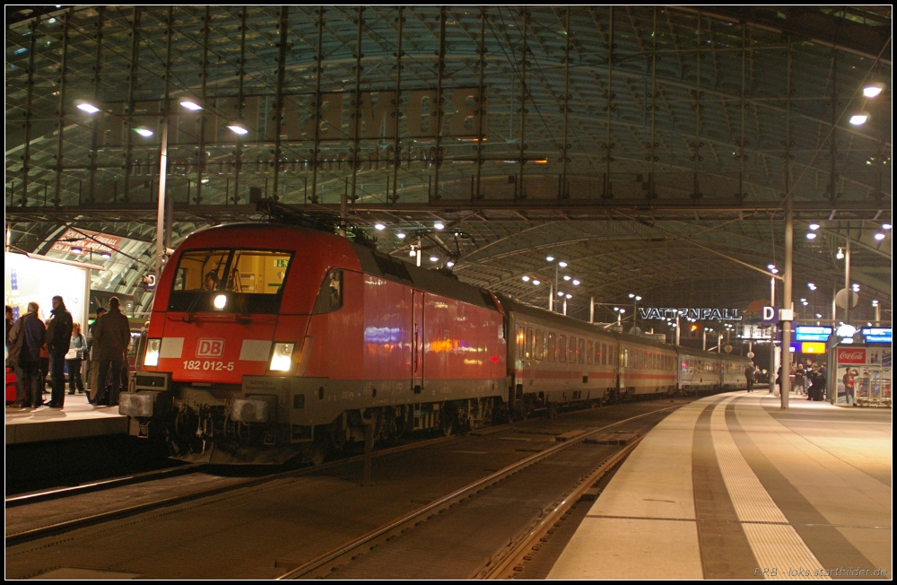 DB Regio 182 012-5 im Einsatz im Fernverkehr mit dem EC 340  Wawel  nach Hamburg-Altona, gesehen Berlin Hauptbahnhof am 19.11.2010