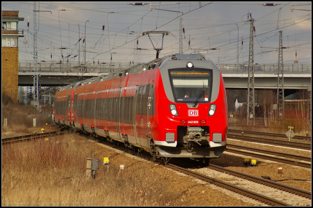 DB Regio 442 325 als RE7 nach Wnsdorf-Waldstadt am 07.04.2013 in Berlin Schnefeld Flughafen