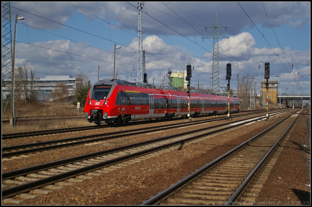 DB Regio 442 327 kommt am 07.04.2013 als RE7 nach Wnsdorf-Waldstadt im Bahnhof Berlin Flughafen Schnefeld an