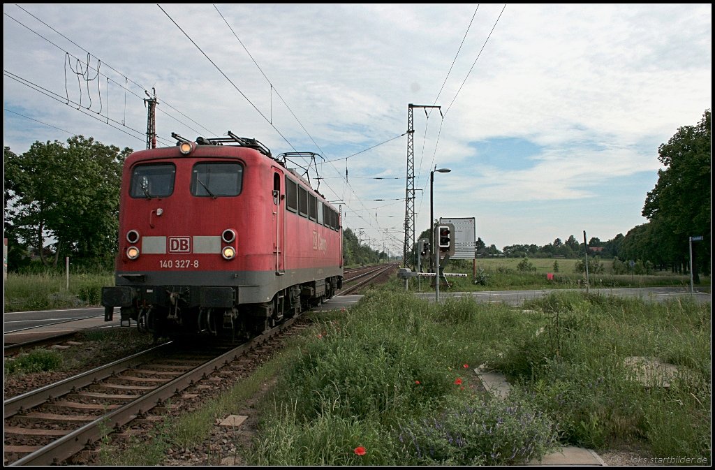 DB Schenker 140 327-8 solo Richtung Wustermark (gesehen Wustermark-Priort 10.06.2010)