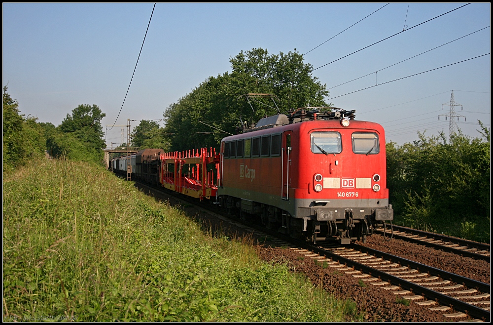 DB Schenker 140 677-6 mit gemischtem Gterzug Richtung Lehrte (gesehen Lehrte-Ahlten b. Hannover 24.06.2010
<br>
++ 15.11.2019 bei Bender, Opladen