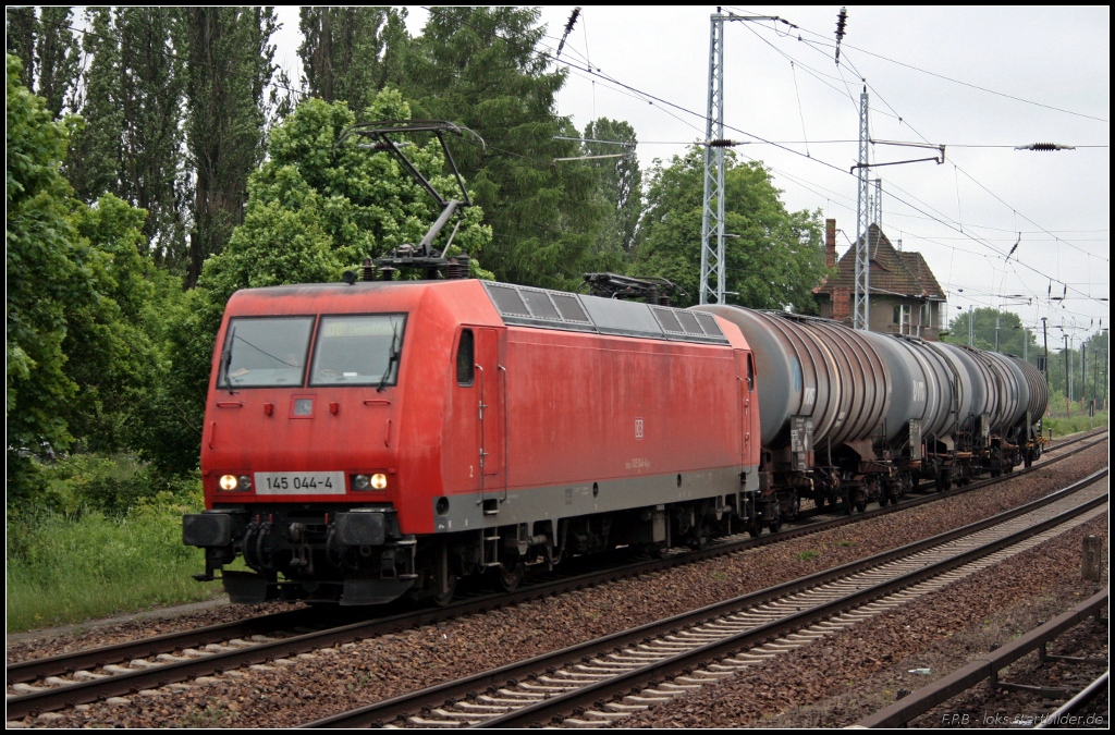 DB Schenker 145 044-4 legt sich mit ihren vier Kesselwagen in die Kurve nach Bernau (Gesehen Berlin Buch 02.06.2010)