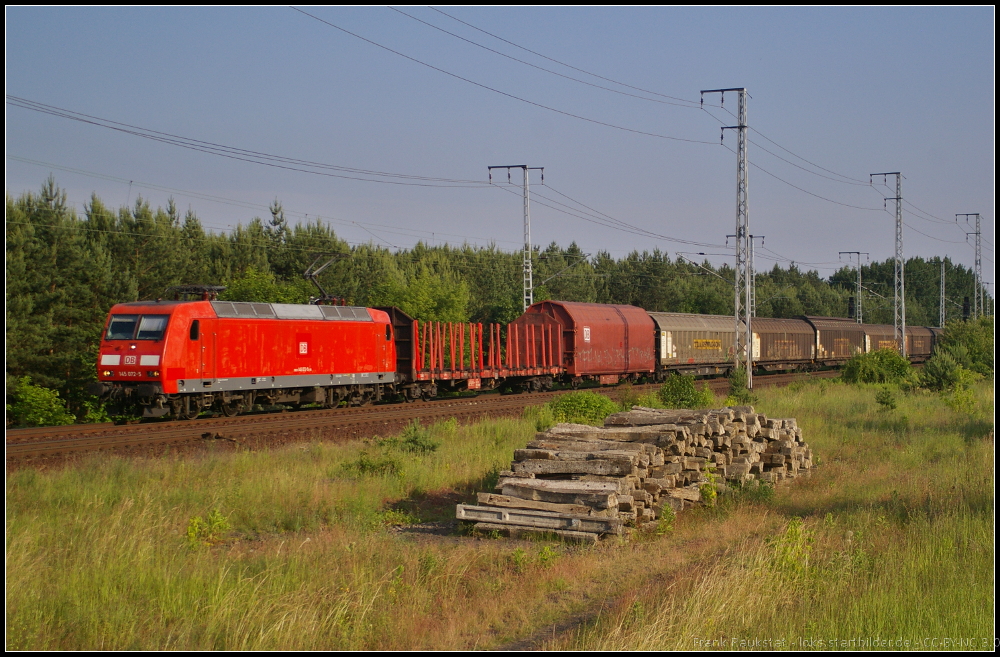 DB Schenker 145 072 mit einem gemischtem Güterzug am 18.06.2013 in der Berliner Wuhlheide
