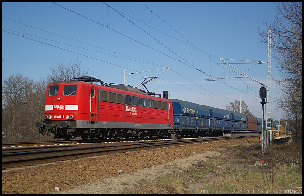 DB Schenker 151 043-7 mit Kohle aus Polen (gesehen Berlin Wuhlheide 24.03.2012)
