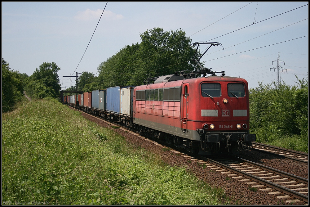 DB Schenker 151 048-6 und Containerzug (gesehen Lehrte-Ahlten b. Hannover 24.06.2010)