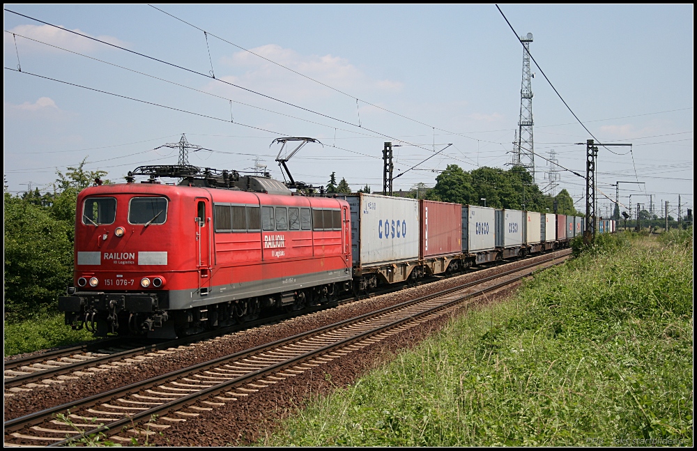 DB Schenker 151 076-7 und einbem Containerzug (gesehen Lehrte-Ahlten b. Hannover 24.06.2010)
