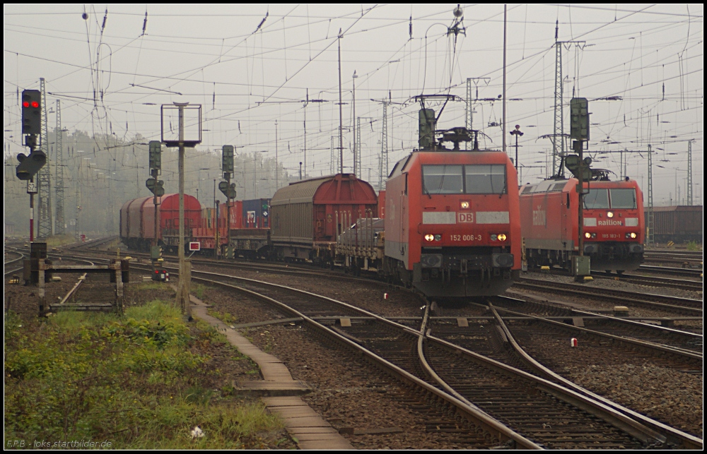 DB Schenker 152 006-3 mit einem gemischtem Güterzug in Bebra am 14.10.2010
