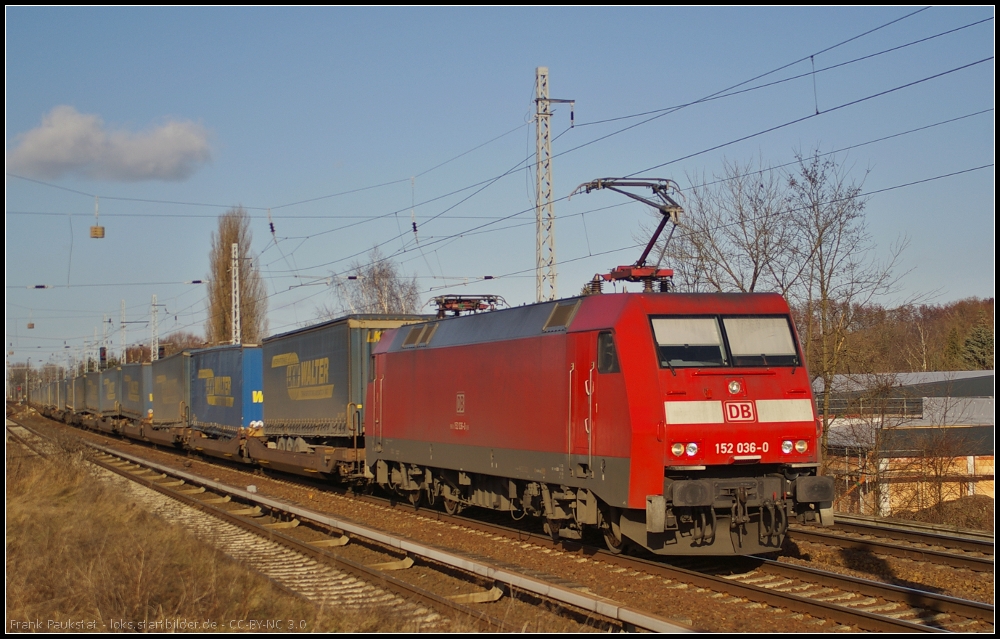 DB Schenker 152 036-0 kommt am 03.03.2013 mit dem  LKW Walter -Zug durch Berlin-Karow
