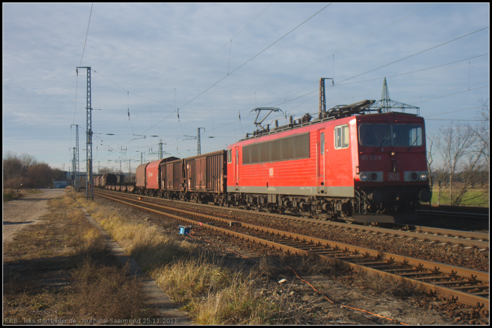 DB Schenker 155 031-8 und einem gemischtem Güterzug am 25.11.2011 in Nuthetal-Saarmund.