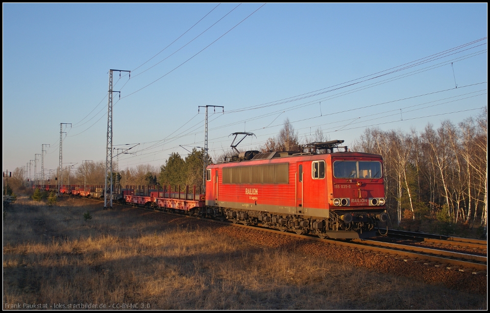 DB Schenker 155 035 mit Stahl von Mukran nach Ostrava Stred am 05.03.2013 in der Berliner Wuhlheide