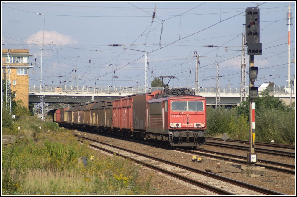DB Schenker 155 068-0 und einem gemischtem Güterzug am 11.09.2011 in Berlin Schönefeld Flughafen