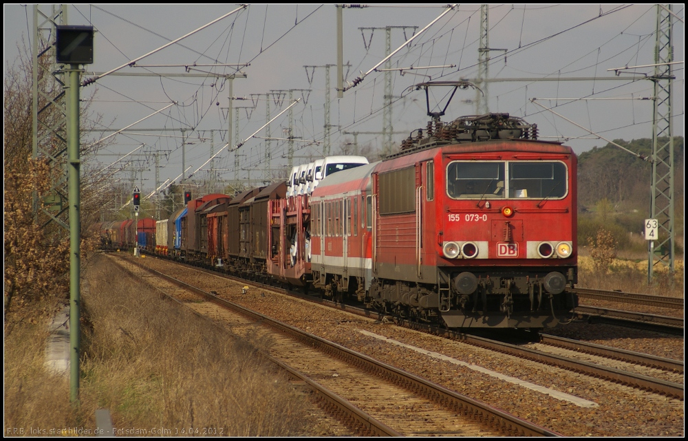 DB Schenker 155 073-0 mit einem gemischtem Gterzug, in dem neben einem Regio-Steuerwagen auch etliche Gterwagen mit einem  Z  gekennzeichnet waren (gesehen Potsdam-Golm 14.04.2012)