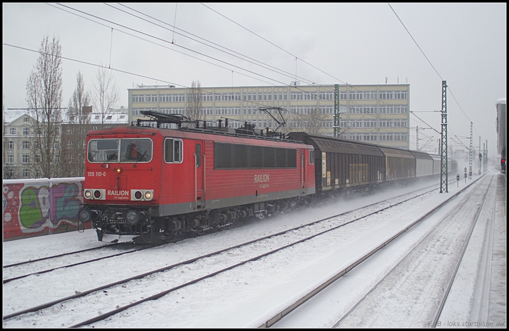 DB Schenker 155 110-0 kommt auf der Berliner Ringbahn mit Seitenschiebewandwagen aus Moabit und fhrt Richtung Nordkreuz. Hier auf Hhe des Bahnhofs Wedding am 30.12.2010.