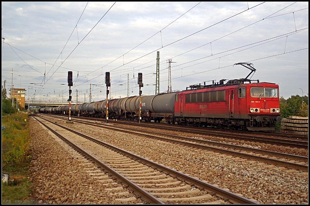 DB Schenker 155 118-3 mit Kesselwagen kommt zum Tf-Wechsel an den Bahnsteig gefahren (gesehen Berlin Schnefeld Flughafen 06.10.2010)