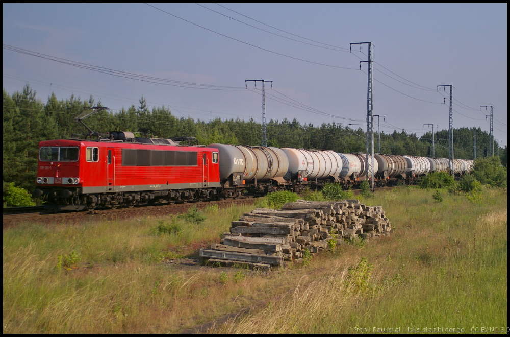 DB Schenker 155 261 am 20.06.2013 mit einem Kesselwagen-Zug in der Berliner Wuhlheide