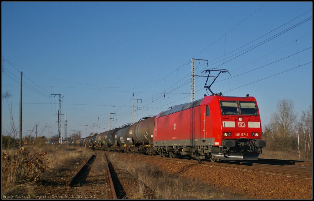 DB Schenker 185 187 mit einem Kesselwagenzug am 05.03.2013 in der Berliner Wuhlheide