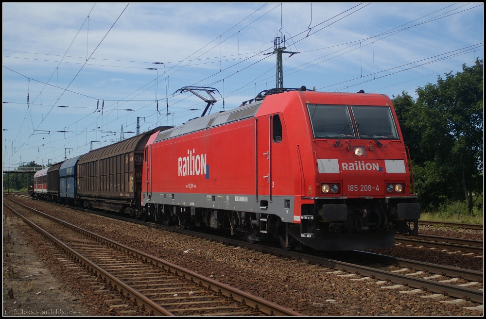 DB Schenker 185 209-4 mit einem Stckgutzug in dem ein Regiowagen eingereiht war am 24.07.2012 in Nuthetal-Saarmund