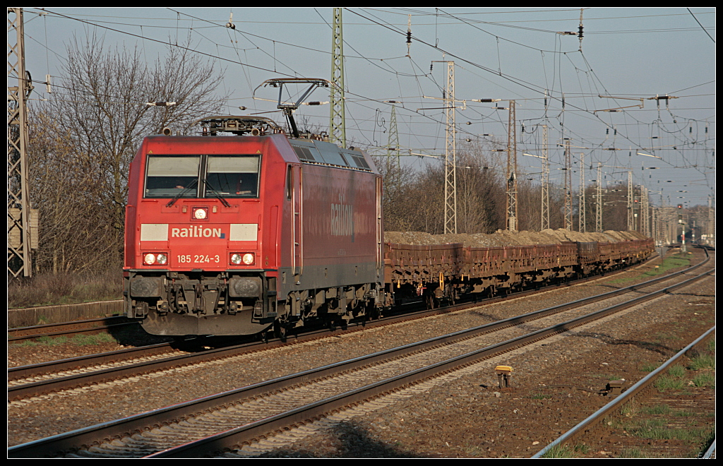 DB Schenker 185 224-3 mit Niederbordwagen und altem Schotter (gesehen Nuthetal-Saarmund 07.04.2010)