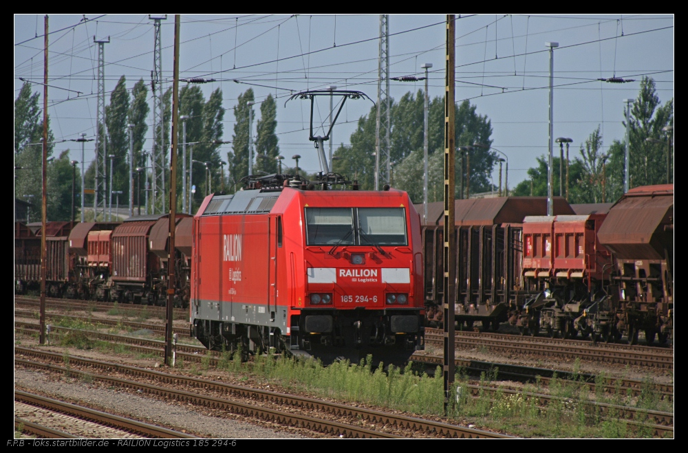 DB Schenker 185 294-6 hat bereits das Spitzenlicht ausgeschaltet, da gleich am Ende eines Lokzugs mit 155er die Lok für die Nachtruhe abgestellt wird (gesehen Angermünde 21.08.2010)