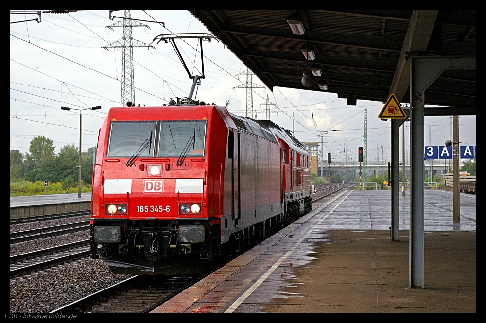 DB Schenker 185 345-6 und kalt 233 478-7 mit einem kurzen Zwischenstopp am Bahnsteig (gesehen Berlin Schönefeld Flughafen 22.08.2010)