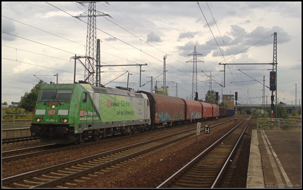 DB Schenker 185 389-4  CO2-frei auf der Schiene für Audi Logistic  mit einem gemischtem Güterzug am 29.08.2011 in Berlin Schönefeld Flughafen.