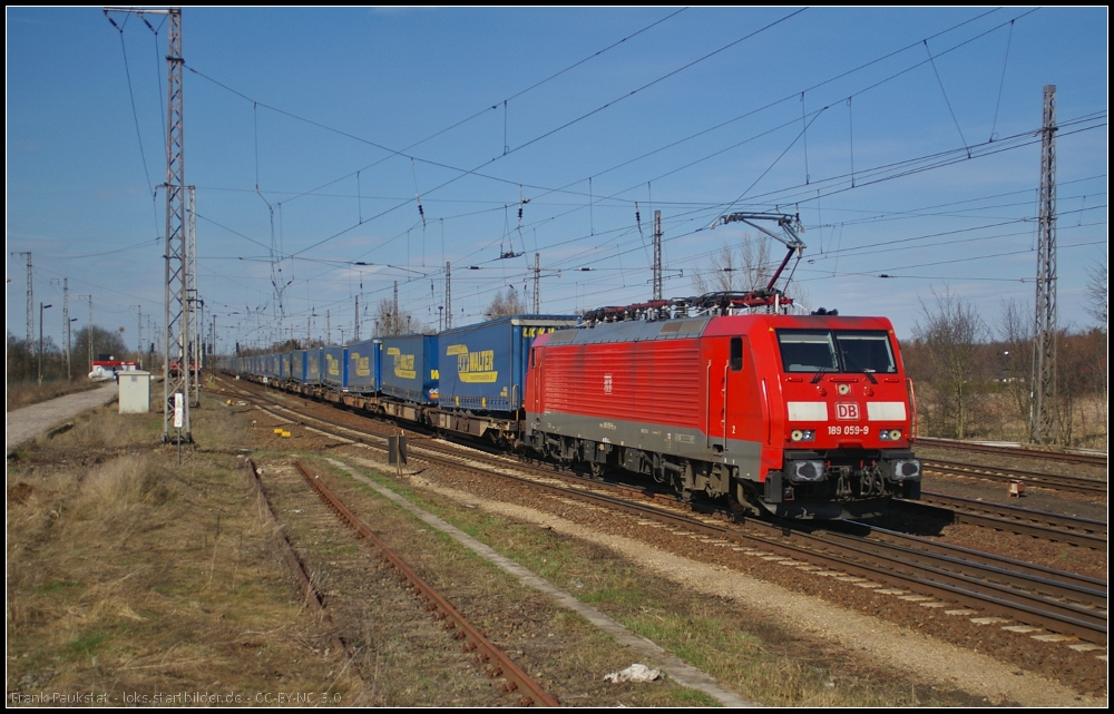 DB Schenker 189 059 mit dem  LKW Walter -Zug am 15.04.2013 in Wustermark-Priort