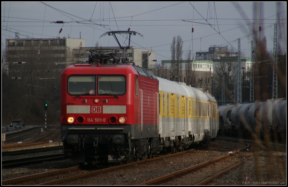 DB Systemtechnik 114 501-0 mit Messzug beim Kopfmachen in Berlin Greifswalder Straße am 24.03.2011