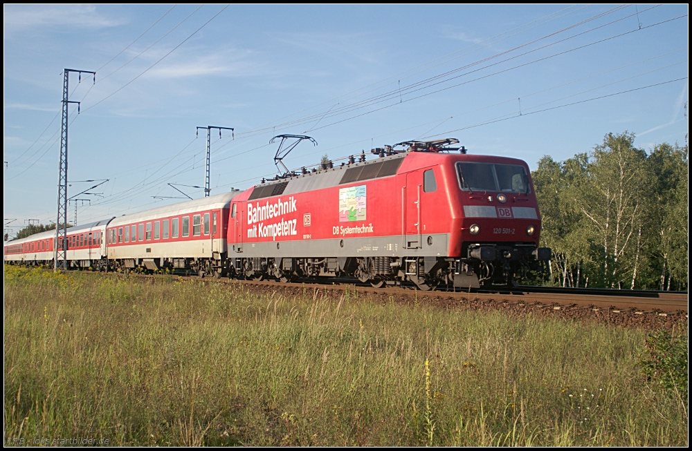 DB Systemtechnik 120 501-2 ist am 20.08.2011 mit dem CNL 450 nach Bln.-Südkreuz in der Berliner Wuhlheide unterwegs