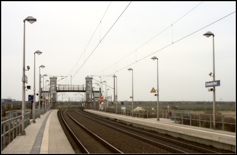 Der Bahnhof  Schkeuditz West  in Blickrichtung Halle. Der Bahnhof wird von der S10 Halle-Leipzig bedient und liegt an der KBS 505.10