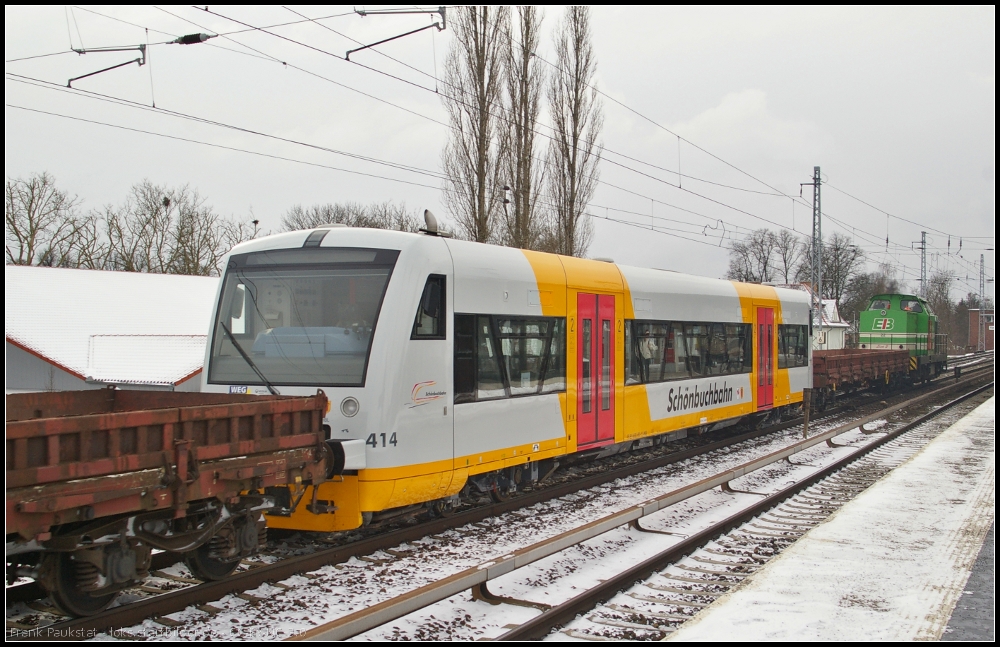 Der Tw 414 der Schnbuchbahn wird am 21.02.2013 von EB22 der Erfurter Bahn berfhrt, hier Hhe Berlin-Karow. Die Schnbuchbahn ist eine 16,978 Kilometer lange eingleisige und normalspurige Stichbahn in der Region Stuttgart. Sie wird von der Wrttembergischen Eisenbahngesellschaft (WEG) betrieben (Quelle Wikipedia, Stand 19.02.2013).