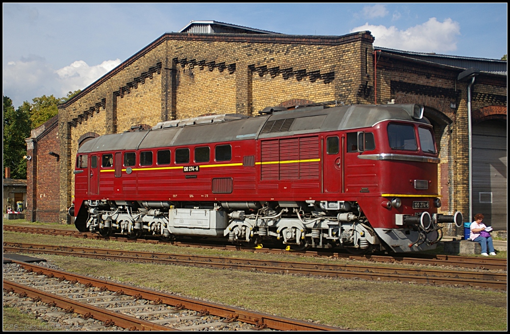Die 120 274-6 des Bahnbetriebswerk Arnstadt historisch e.V. zeigt sich in aller Pracht (Leihgabe DB Museum, 7. Berliner Eisenbahnfest, Bw Schöneweide 12.09.2010)