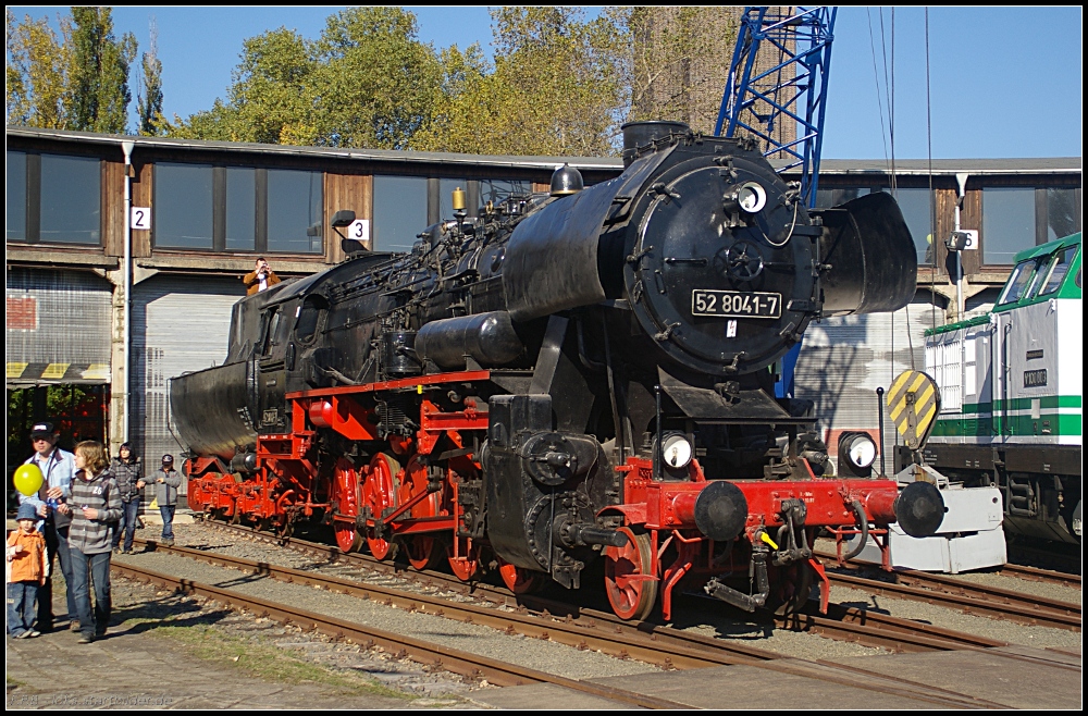 Die 52 8041-7 des Förderverein Berlin-Anhaltische Eisenbahn e.V. zeigt sich in ihrer ganzen Schönheit auf dem Fest (gesehen Bw-Fest Lutherstadt Wittenberg 10.10.2010)