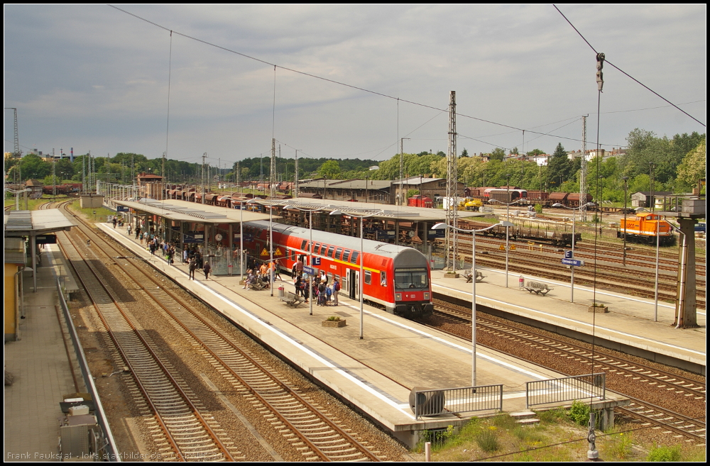 Die drei Bahnsteige von Eberswalde Hbf am 08.06.2013. Im Hintergrund sieht man die groe Menge an abgestellten Gterwagen die noch ins Werk mssen