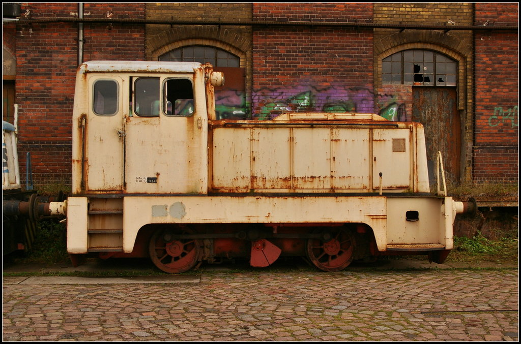 Die V 10 B für die Konsummühle Magdeburg wurde im Jahr 1961 gebaut und kam nach 1993 zu den Eisenbahnfreunden Magdeburg e.V. (MEBF). Die Lok war bei dem Familienfest am 09.09.2017 am Wissenschaftshafen in Magdeburg zu sehen