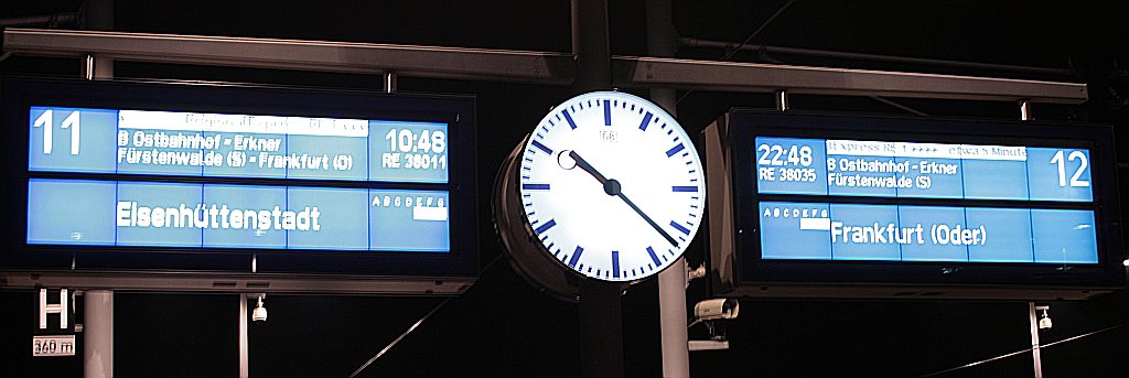 Diese Anzeige sorgte fr Interesse bei den anwesenden Fotografen und musste erstmal fr die Nachwelt dokumentiert werden (Nachts in Berlin Hauptbahnhof, 11.12.2009)