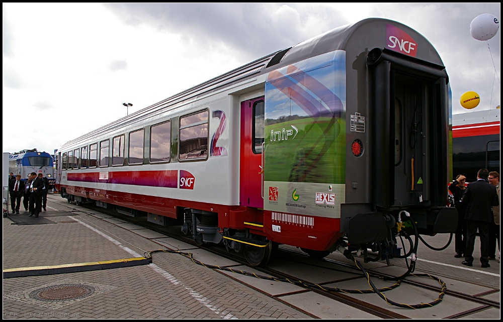 Dieser Reisezugwagen wurde rundum modernisiert und prsentiert sich jetzt farbenfroh (INNOTRANS 2010 Berlin 21.09.2010)