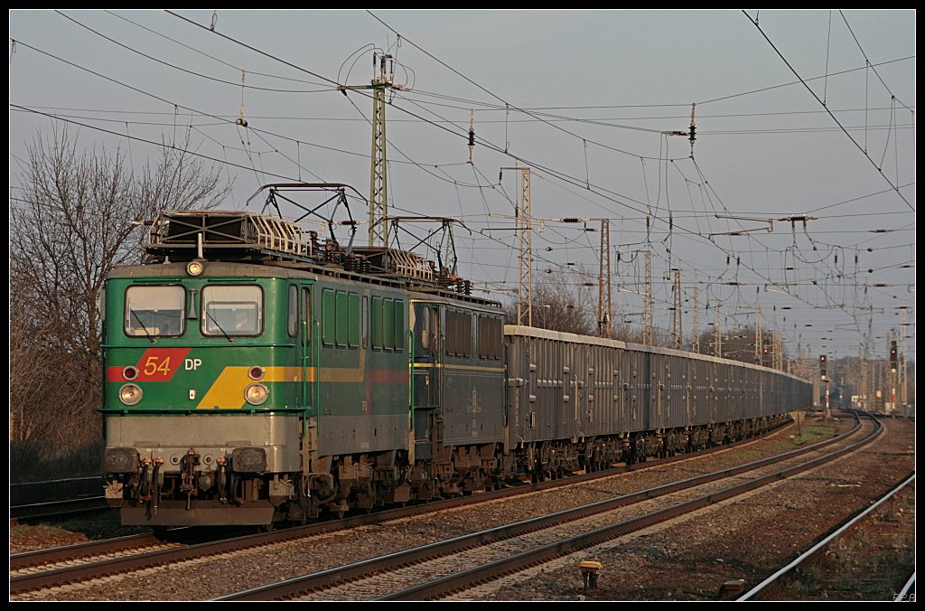 DP 54 / 142 150 und DP 55  Orient Express  mit blauen Eanos-Wagen (Nuthetal-Saarmund 23.03.2010)