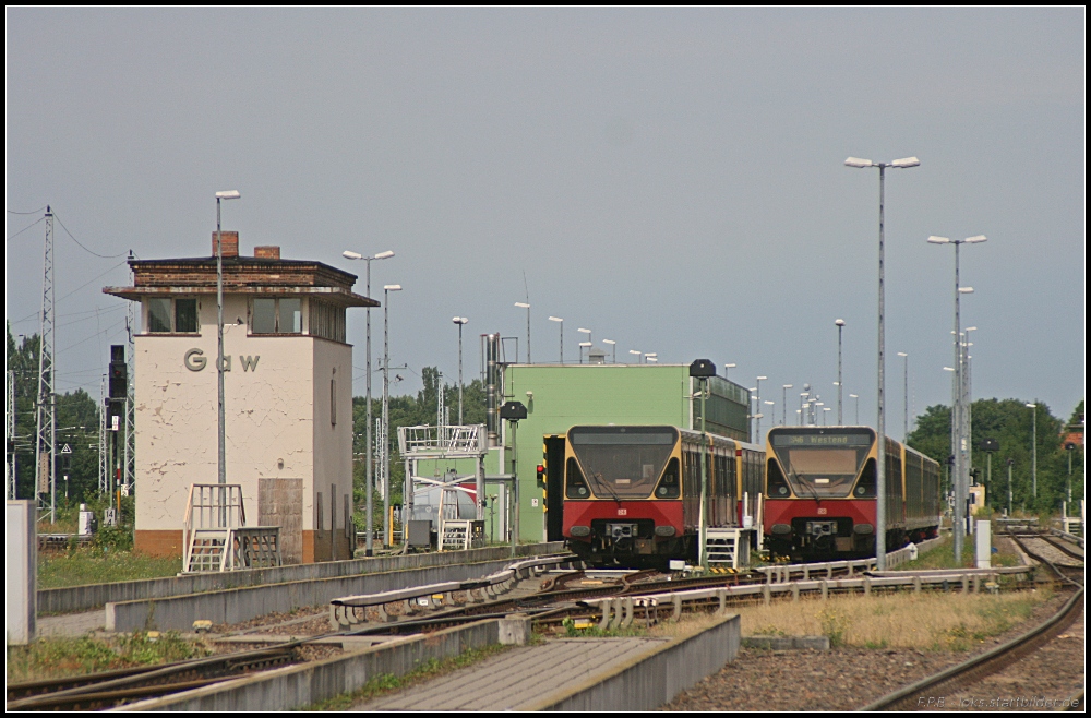 Druen vor den Toren der Werkstatt stehen hauptschlich Wagen der Baureihe 480 (Tag der offenen Tr S-Bw Grnau, 08.08.2010)