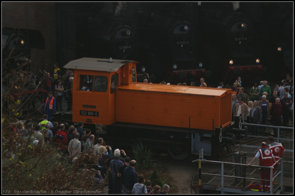 Eine Runde auf der Drehscheibe durfte auch die Diesellok 102 188 beim 3. Dresdner Dampfloktreffen drehen (gesehen Dresden-Altstadt 02.04.2011)