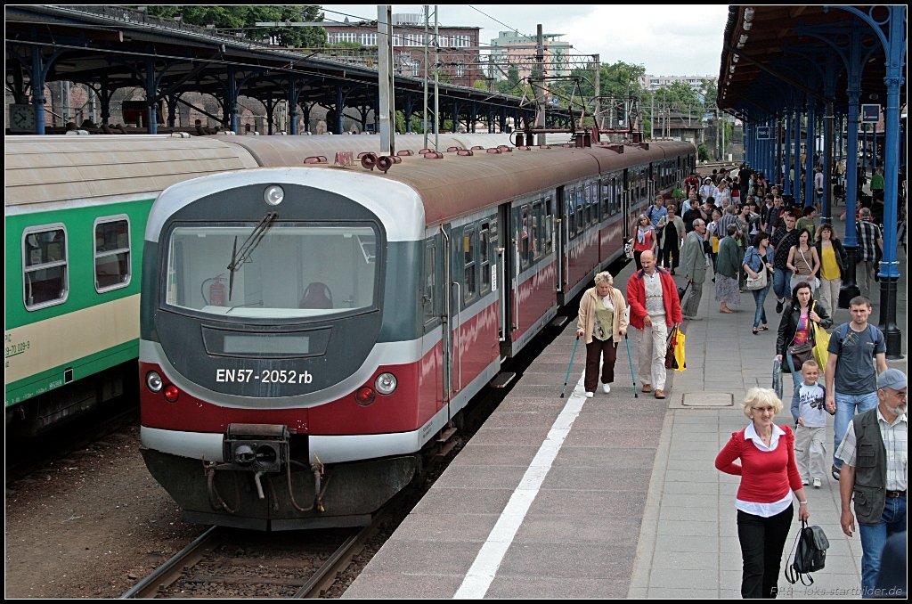 EN57-2052 ist am Endbahnhof angekommen (gesehen Szczecin Glowny 12.06.2010)